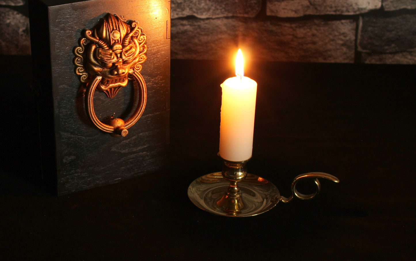 Magic Playing Card Reveal Box, moves and talks! Magic Prop with 8 selectable card-reveals!