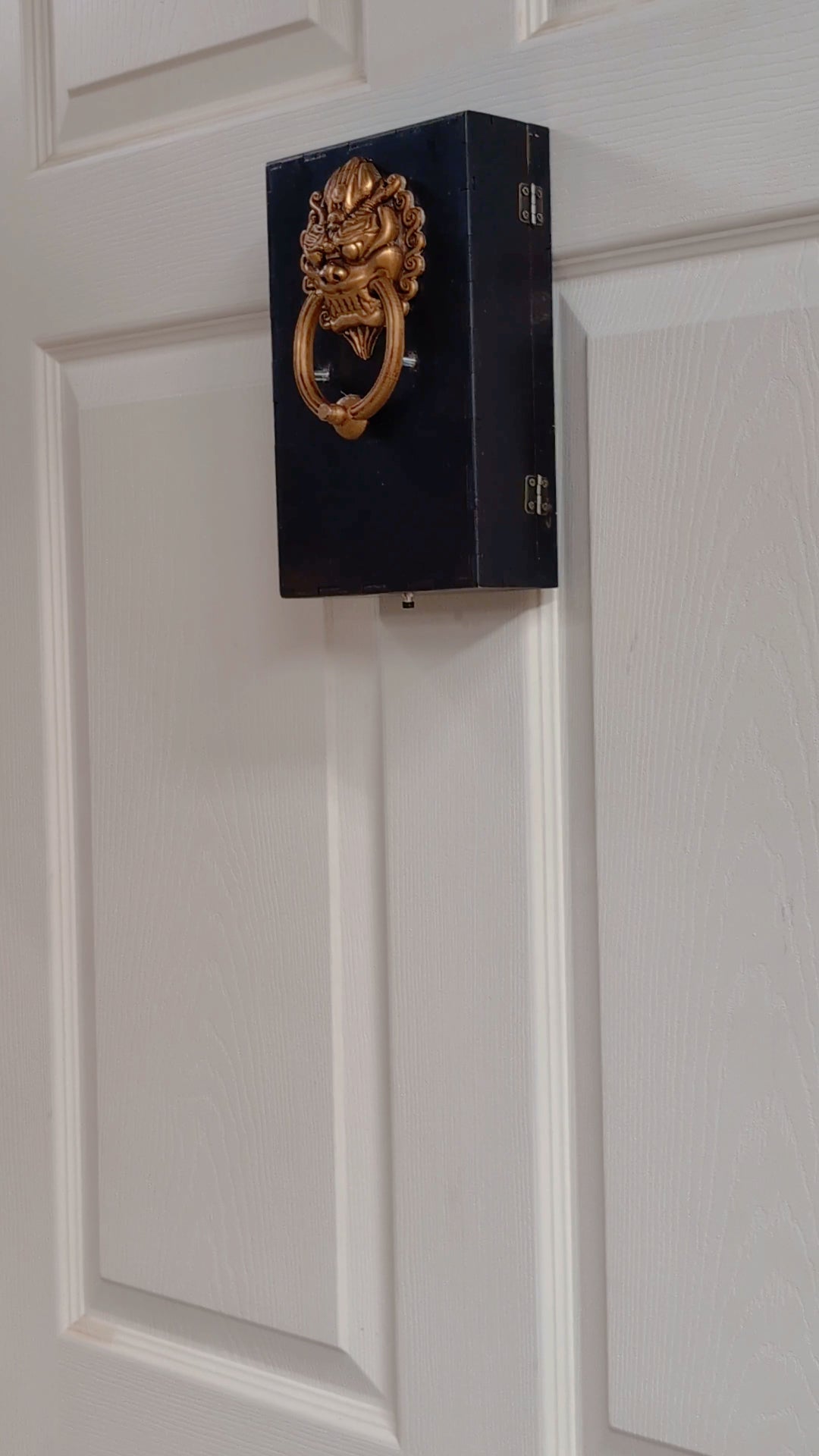 Animated Door Knocker, repeats knocks, plays tune